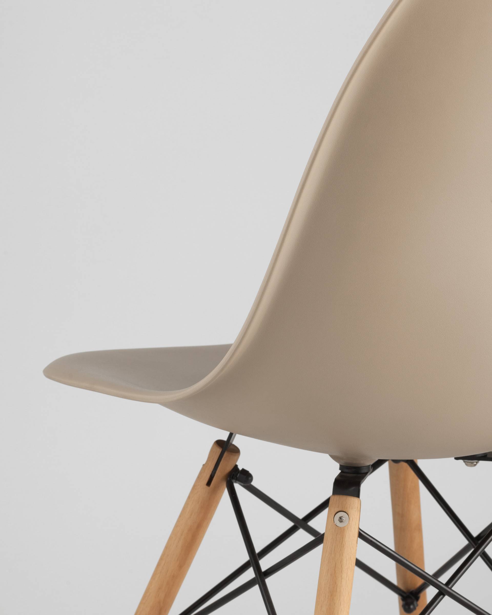 Стул Eames DSW бежевый из Италии