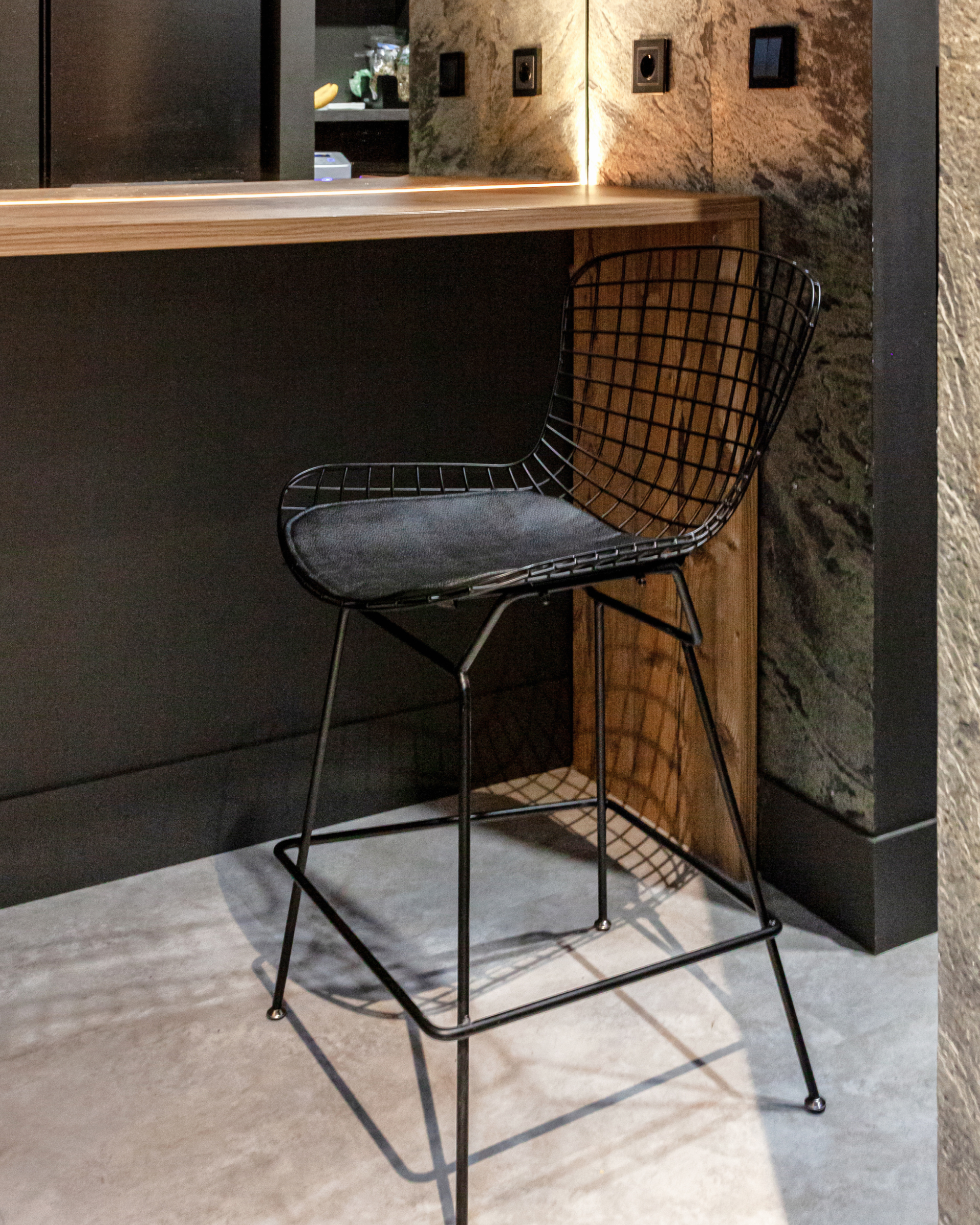Стул полубарный с низкой спинкой Bertoia черный с черной подушкой из Италии