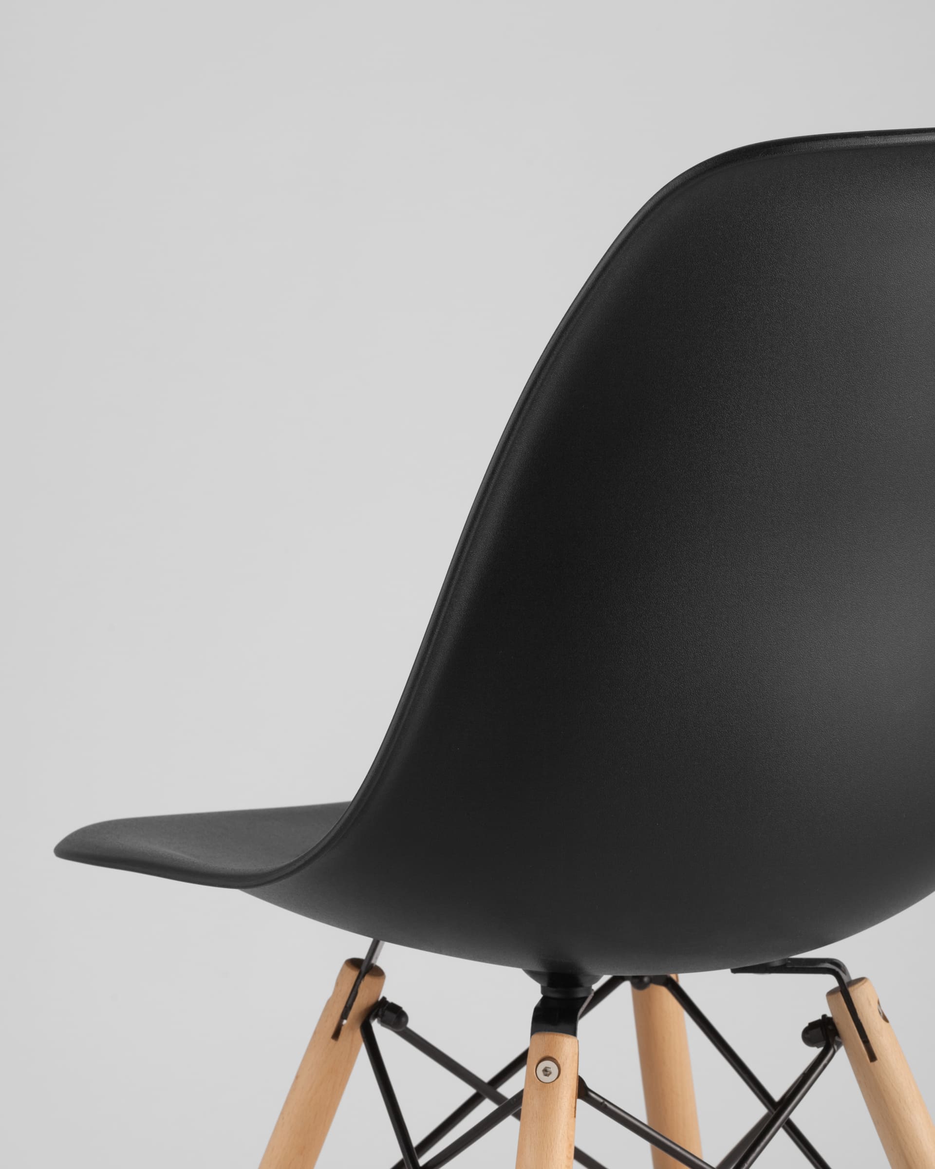Стул Eames Style DSW черный (разборный каркас) из Италии