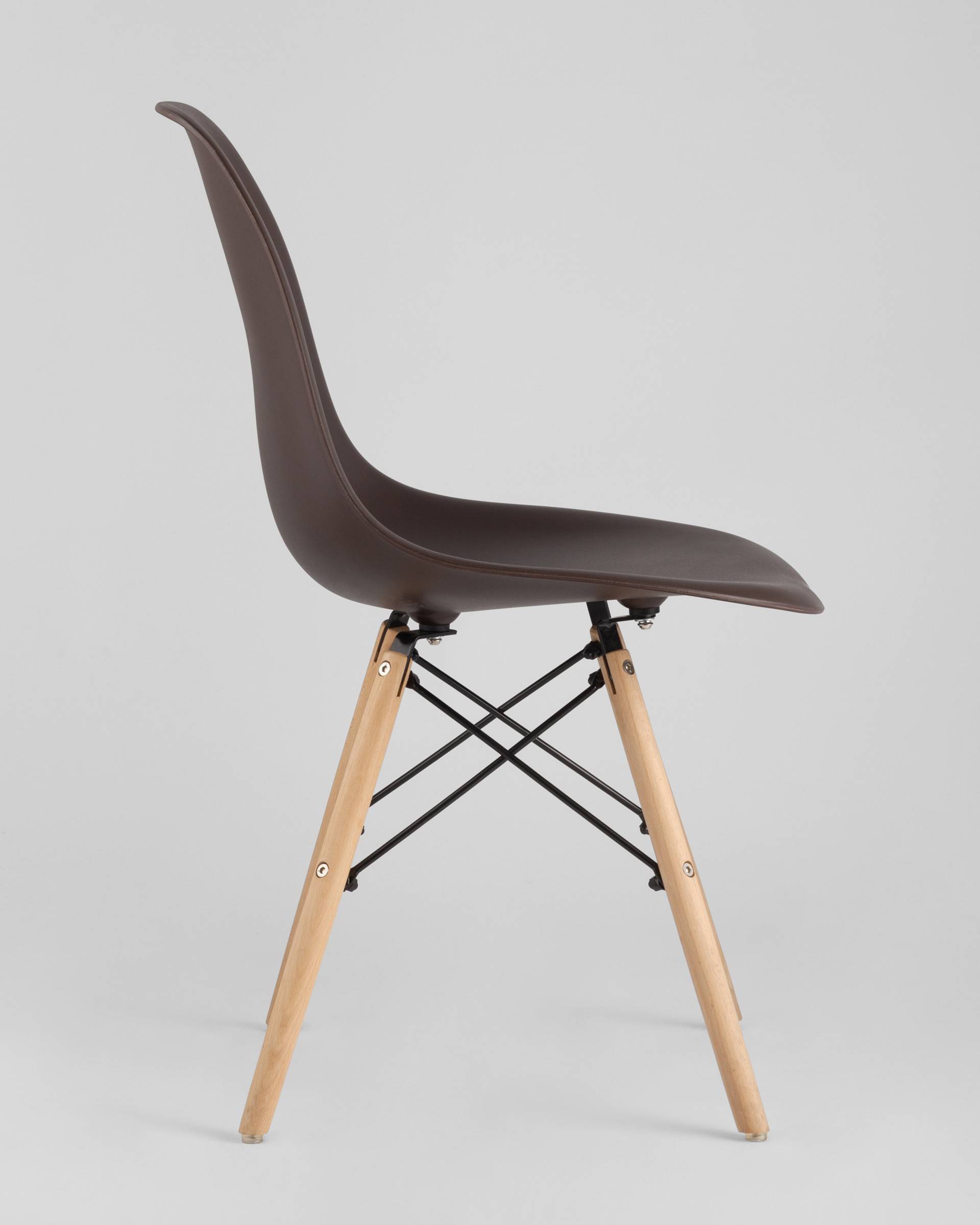 Стул Eames DSW коричневый из Италии