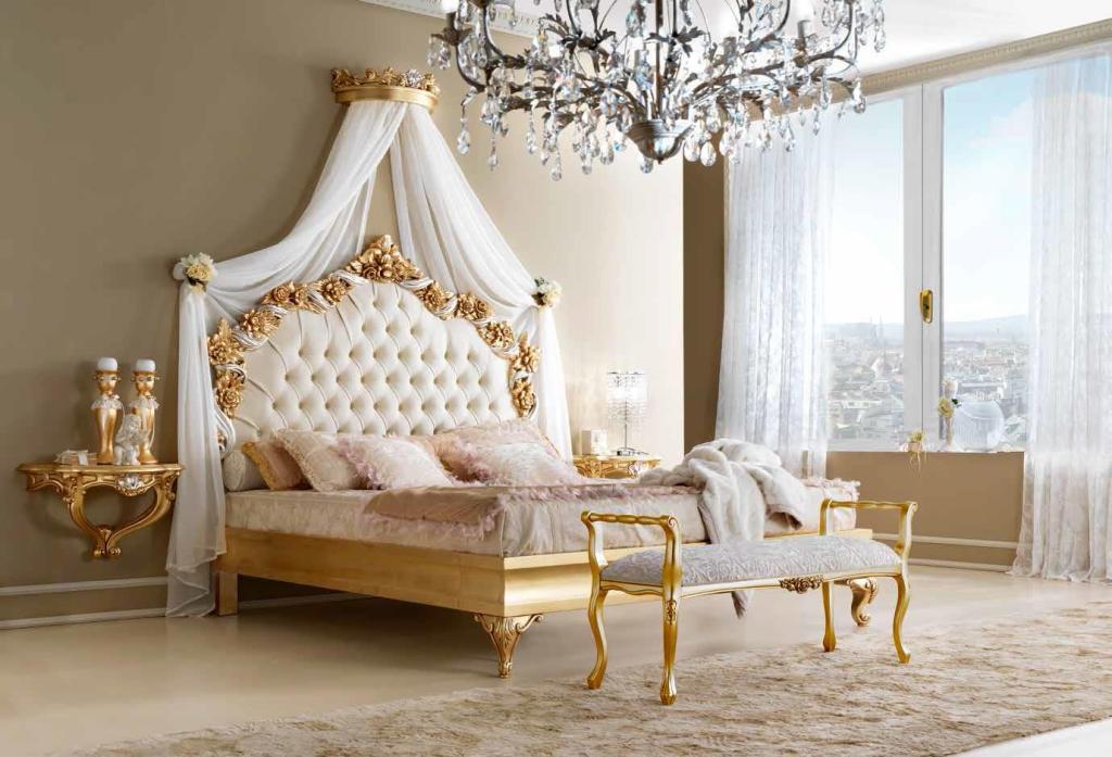 Итальянская мебель для спальни. Кровать и банкетка позолоченные